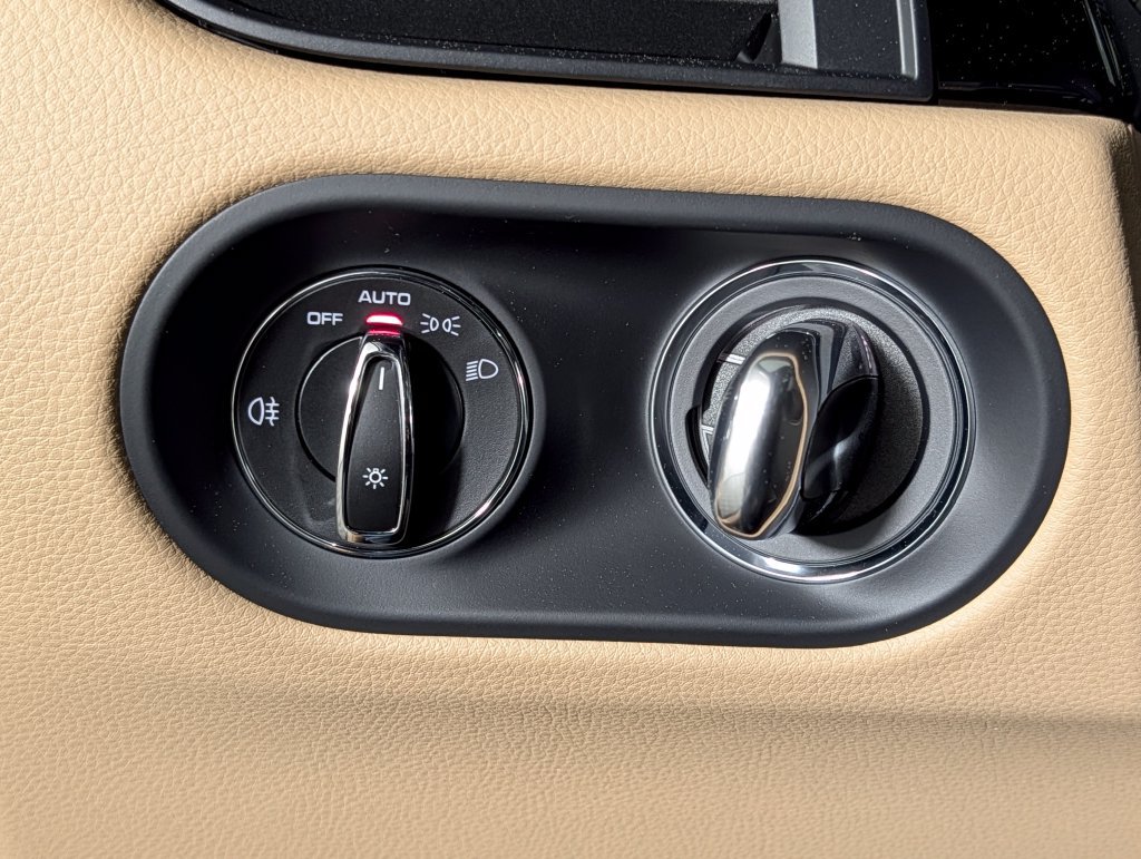 Certified 2026 Porsche Macan AWD/4WD image 35