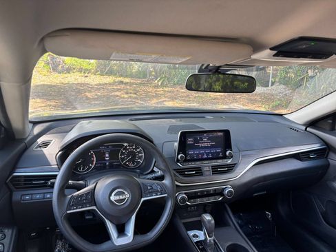 Used 2025 Nissan Altima 2.5 SV FWD image 34