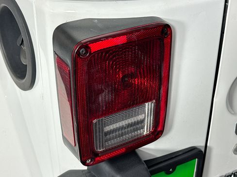 Used 2017 Jeep Wrangler 75th Anniversary image 33