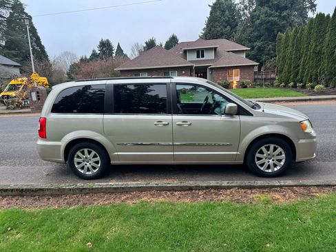 Used 2016 Chrysler Town & Country Touring image 5