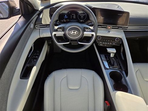 Used 2025 Hyundai Elantra Limited image 12