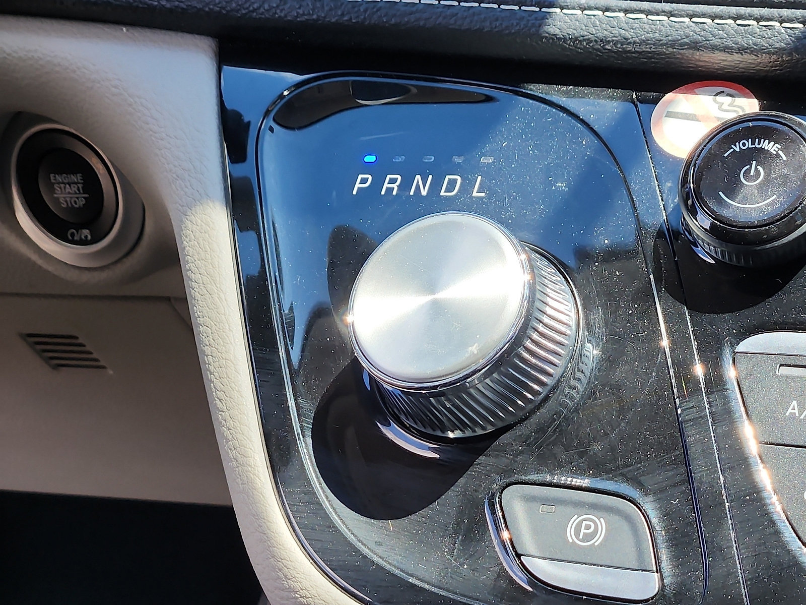 Used 2024 Chrysler Pacifica Limited FWD image 16