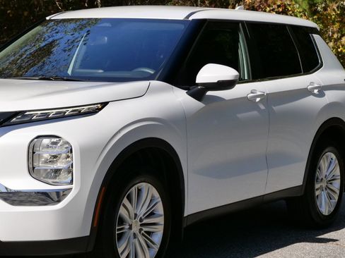 Used 2024 Mitsubishi Outlander ES image 29