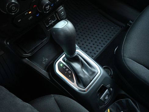 Used 2020 Jeep Renegade Latitude image 18