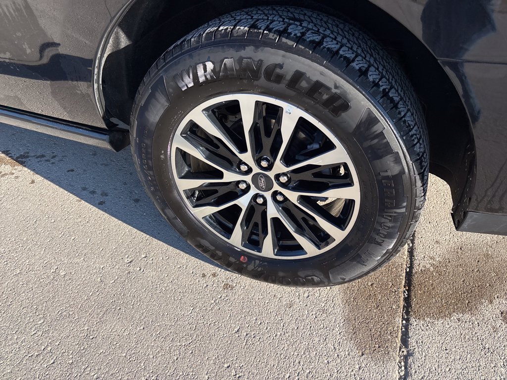 Certified 2025 Ford Expedition Platinum AWD/4WD image 8