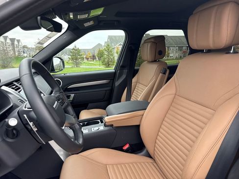 Used 2025 Land Rover Discovery Dynamic SE image 13