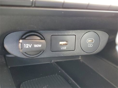 Used 2024 Hyundai Elantra Limited image 22