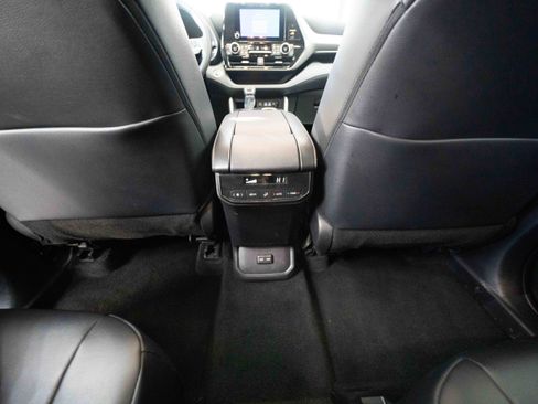 Used 2025 Toyota Highlander XLE image 22