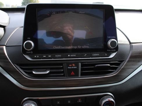 Used 2024 Nissan Altima 2.5 SV image 15