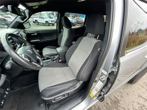 Used 2020 Toyota Tacoma TRD Off-Road image 17