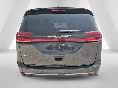 Used 2023 Chrysler Pacifica Touring-L FWD image 6