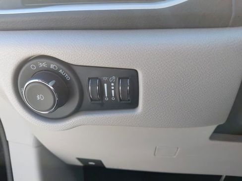 Used 2024 Chrysler Pacifica Touring-L image 17