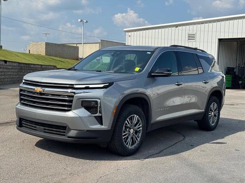 Used 2024 Chevrolet Traverse LT FWD image 7