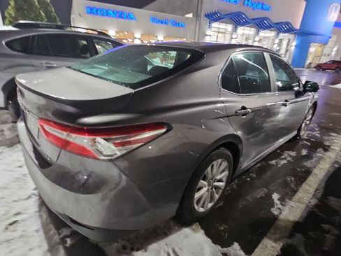 Used 2018 Toyota Camry LE image 3