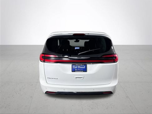 Used 2023 Chrysler Pacifica Touring-L FWD image 7