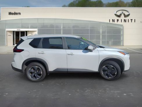 Used 2024 Nissan Rogue SV FWD image 3