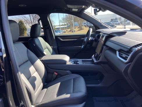 Used 2024 GMC Acadia Elevation image 34