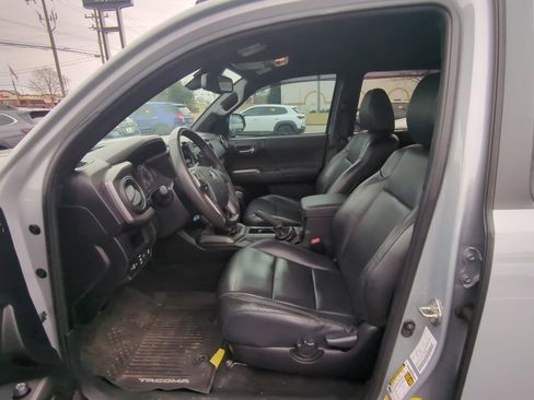 Used 2019 Toyota Tacoma TRD Off-Road w/ TRD Premium Off Road Package image 11