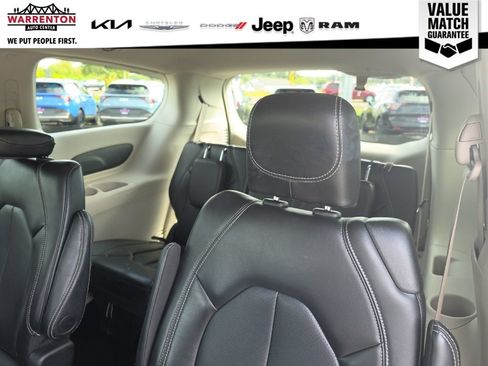 Used 2024 Chrysler Pacifica Touring-L FWD image 10