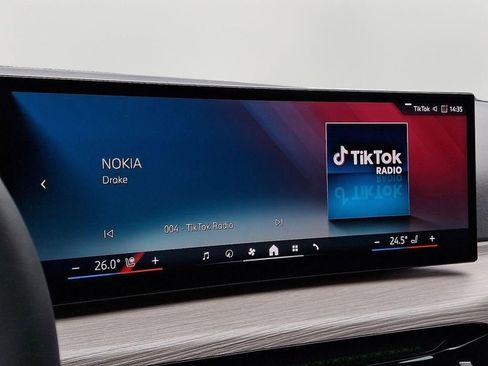 Used 2025 BMW i4 xDrive40i w/ Parking Assistance Package image 18