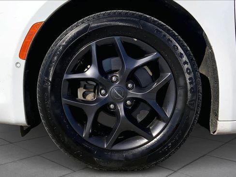 Used 2020 Chrysler Pacifica Touring-L Plus image 10