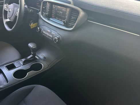 Used 2020 Kia Sorento LX FWD image 17