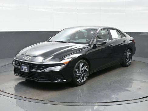 Used 2025 Hyundai Elantra SEL w/ Cargo Package FWD image 2