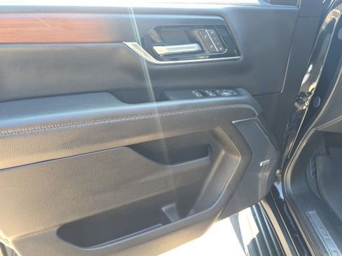 Used 2025 GMC Yukon XL Denali AWD/4WD image 17