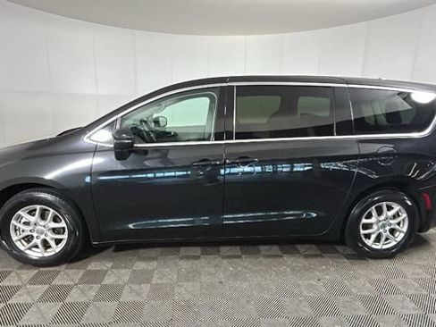 Used 2023 Chrysler Pacifica Touring-L FWD image 5