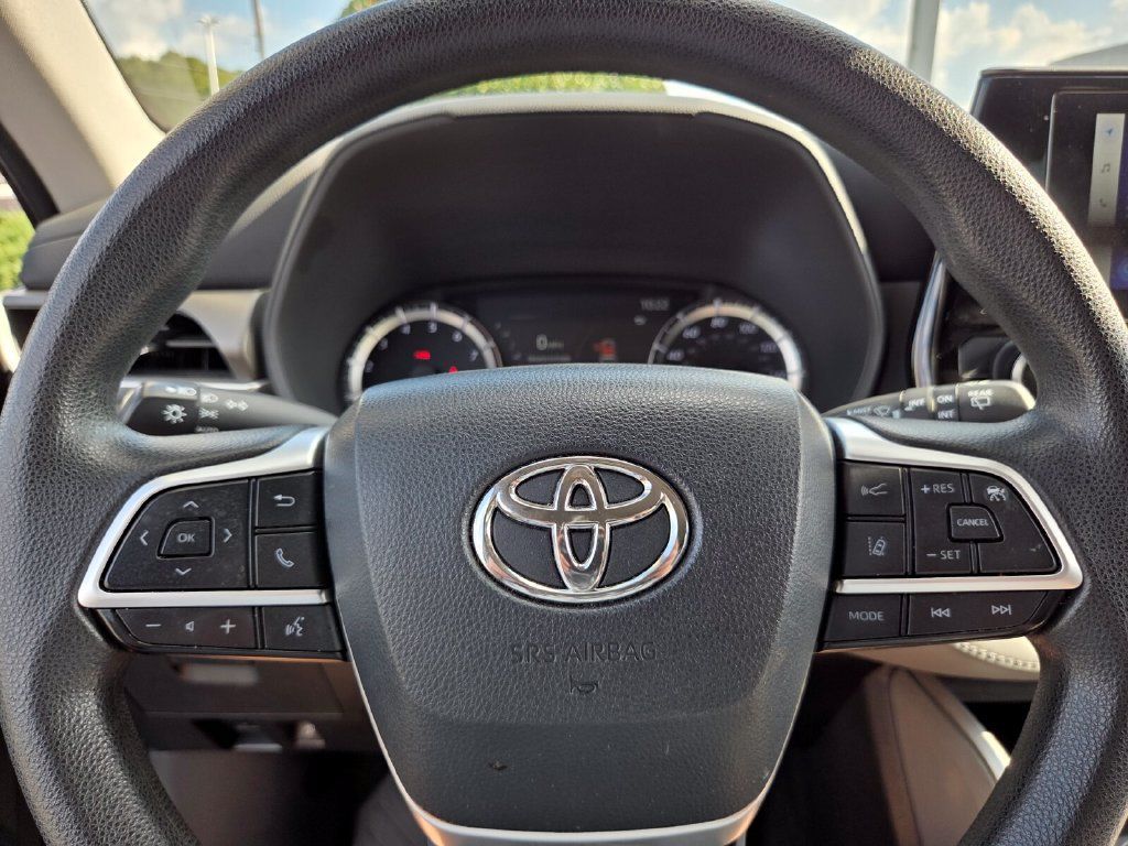 Used 2023 Toyota Highlander L FWD image 22