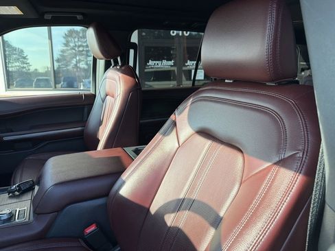 Used 2023 Ford Expedition Limited image 2