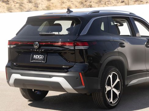Used 2025 Volkswagen Tiguan SE AWD/4WD image 11