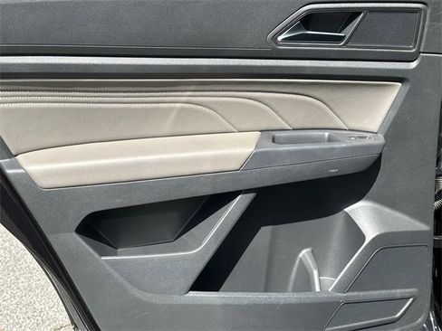 Used 2021 Volkswagen Atlas Cross Sport SE image 12