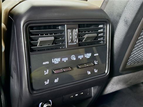 Used 2025 Porsche Cayenne Turbo image 27