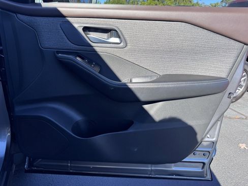 Used 2022 Nissan Rogue SV image 25