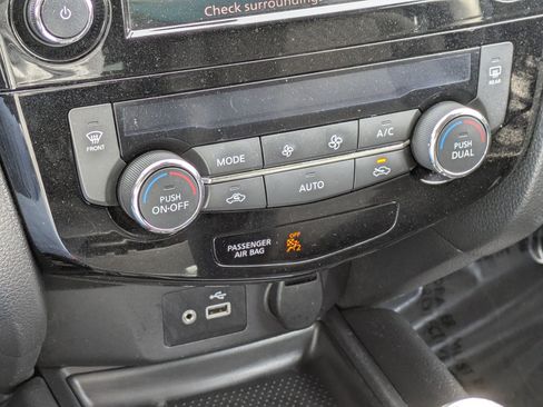 Used 2019 Nissan Rogue SV image 21