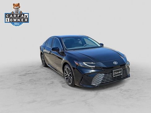 Used 2025 Toyota Camry XLE FWD image 2