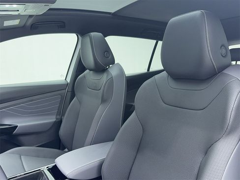 Used 2025 Volkswagen ID.4 Pro S image 38