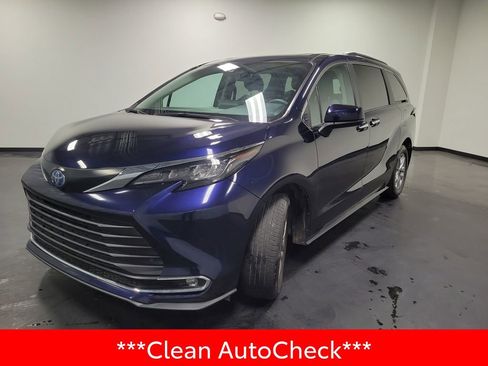 Used 2024 Toyota Sienna XLE AWD/4WD image 4