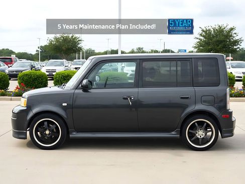 Used 2006 Scion xB Hatchback 4D image 2