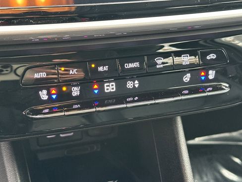 Used 2022 Chevrolet Bolt EUV LT w/ Convenience Package image 19