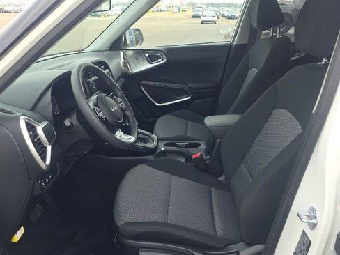Used 2025 Kia Soul LX w/ LX Technology Package FWD image 7
