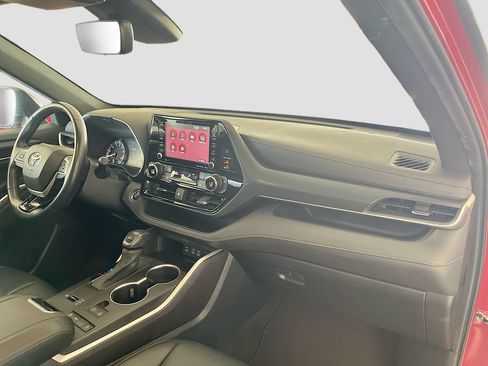 Used 2022 Toyota Highlander XSE FWD image 32