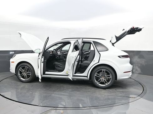 Certified 2025 Porsche Cayenne AWD/4WD image 46