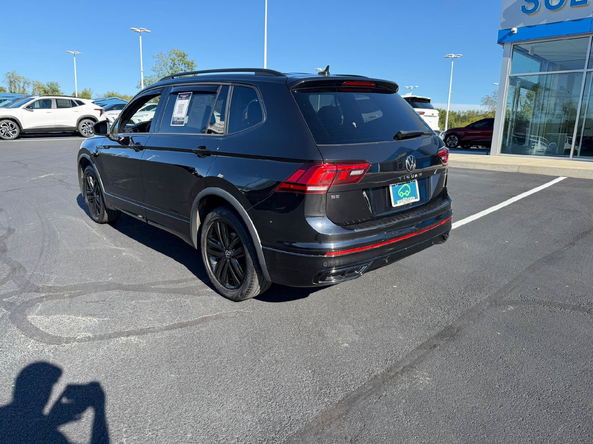 Used 2022 Volkswagen Tiguan SE R-Line AWD/4WD image 4