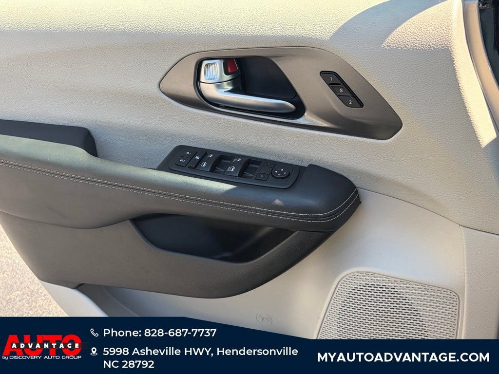 Used 2023 Chrysler Pacifica Touring-L FWD image 24