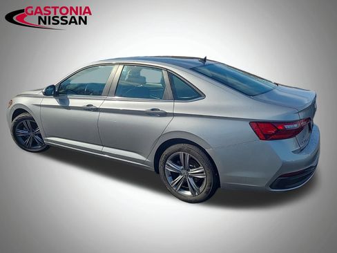 Used 2024 Volkswagen Jetta SE image 9