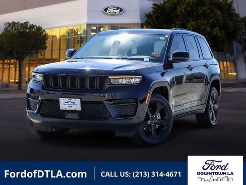 Used 2023 Jeep Grand Cherokee Altitude RWD image 1