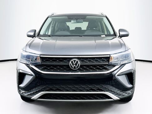 Used 2022 Volkswagen Taos SE FWD image 2