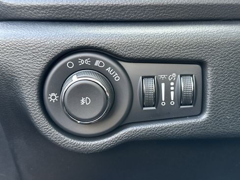 New 2026 Chrysler Pacifica Limited w/ Uconnect Theater Family Group image 9